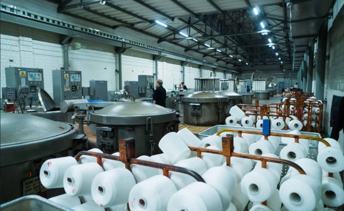 Comparing Yarn Dyeing Vs. Fabric Dyeing: Concepts and Applications