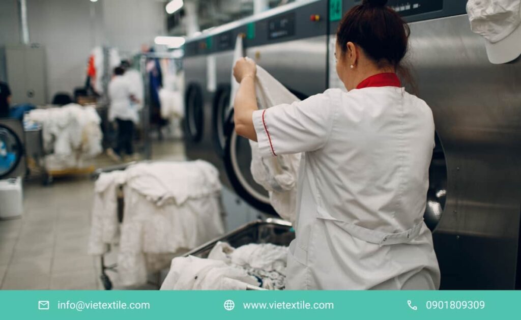 Công nhân làm việc tại xưởng wash jean