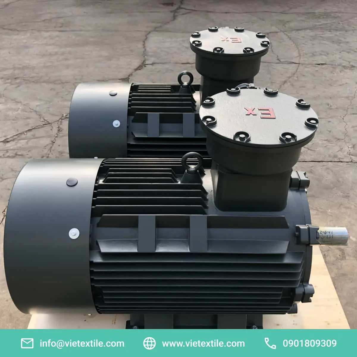 Kỹ thuật viên đang kiểm tra động cơ điện công nghiệp bằng thiết bị phân tích nhiệt độ để phát hiện lỗi sớm.