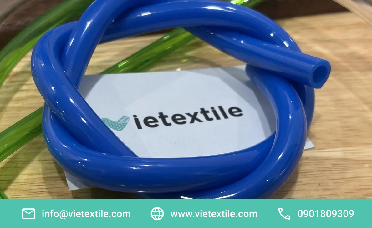 Một cuộn ống hơi khí nén màu xanh dương trên nền gỗ, phía sau có logo vietextile. Phù hợp cho máy dệt.