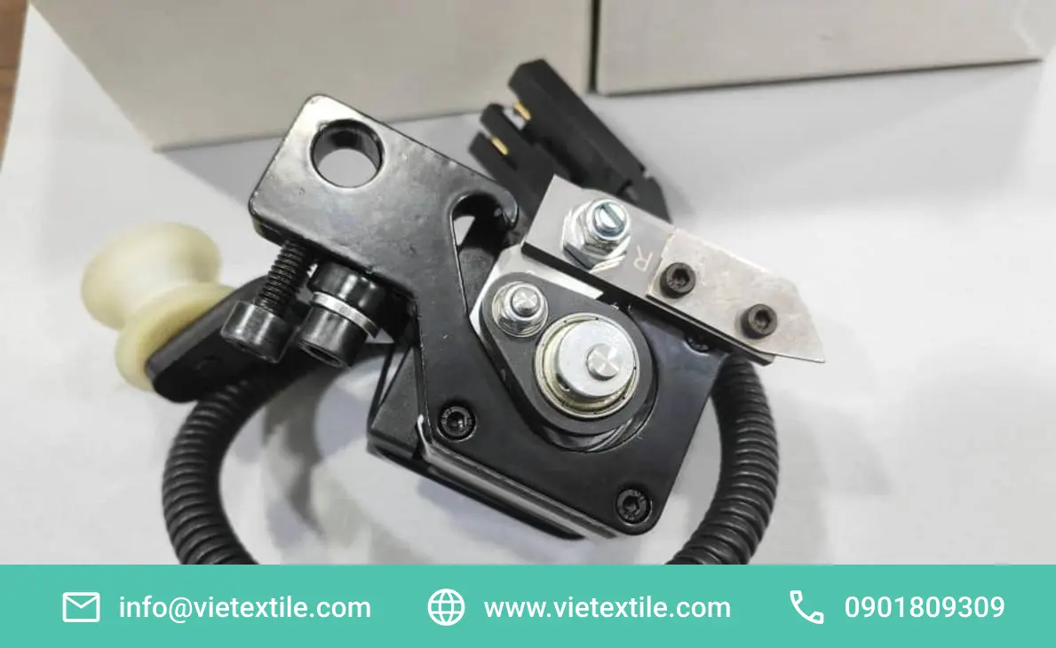 Cận cảnh chi tiết motor bước BE309505 màu đen, tích hợp puly và dây cáp xoắn, dùng trong máy dệt.