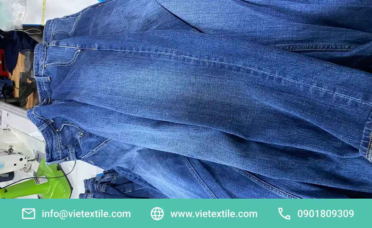 Sản phẩm quần jean wash xanh denim sau quy trình xử lý. Hiệu ứng bạc màu đặc trưng cho thấy quần jean wash là gì trong ngành dệt may.