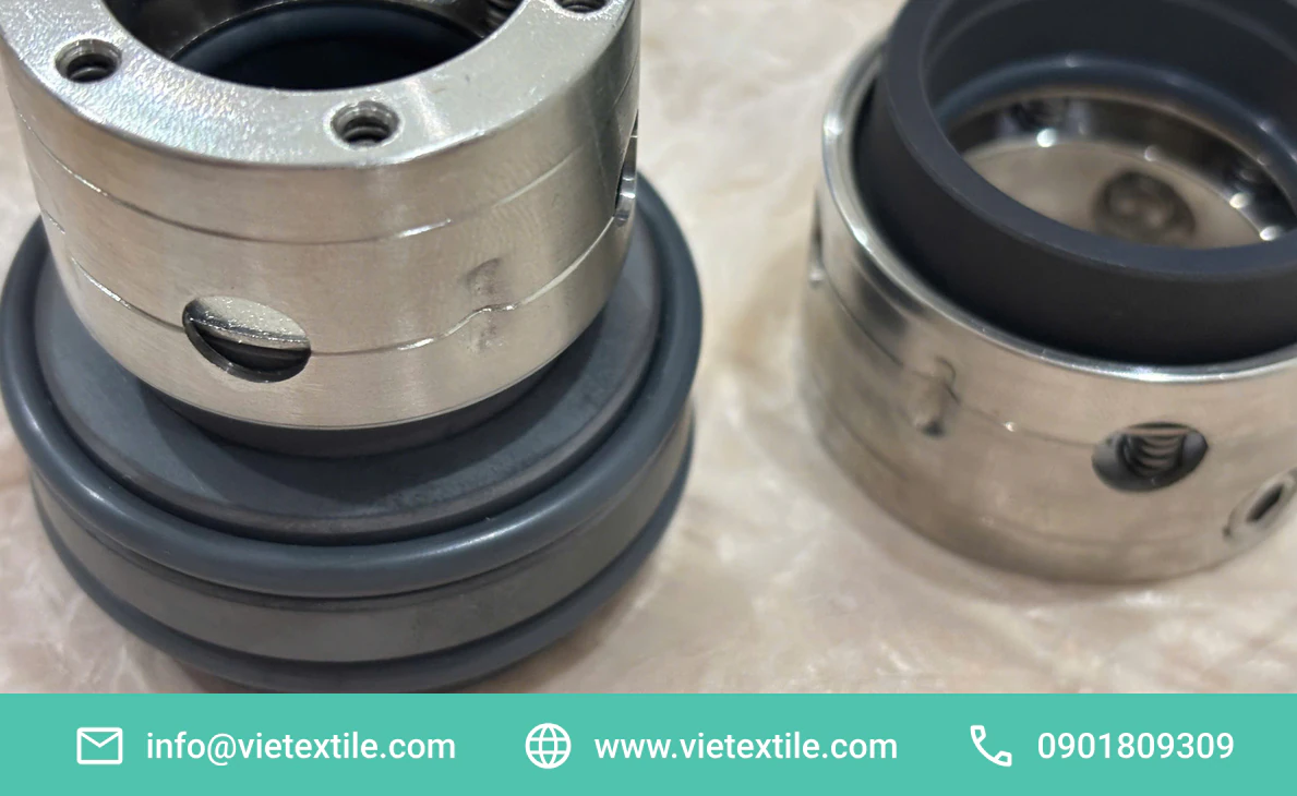 Phớt cơ khí: 6 sai lầm khi xác định yêu cầu vận hành 2 Cận cảnh hai phớt cơ khí bằng kim loại và cao su, với lò xo ẩn, dùng cho bơm công nghiệp.